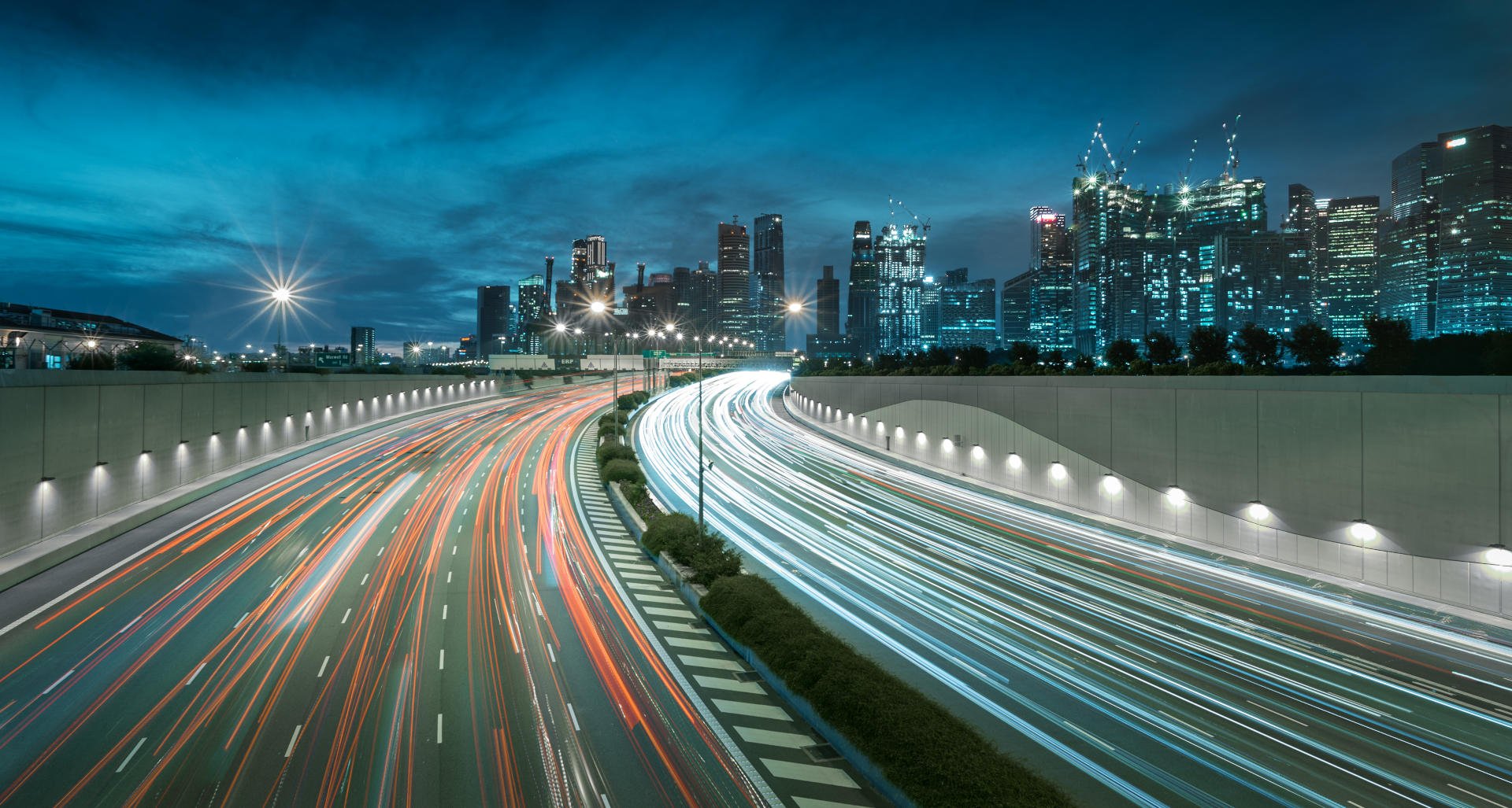 downtown-singapore-fast-car-5g-asia